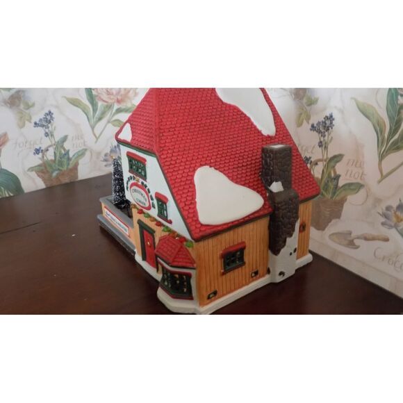 Christmas Corner Village‎ House Fresh Trees Wreaths Lighted Holiday Decor - Picture 5 of 5